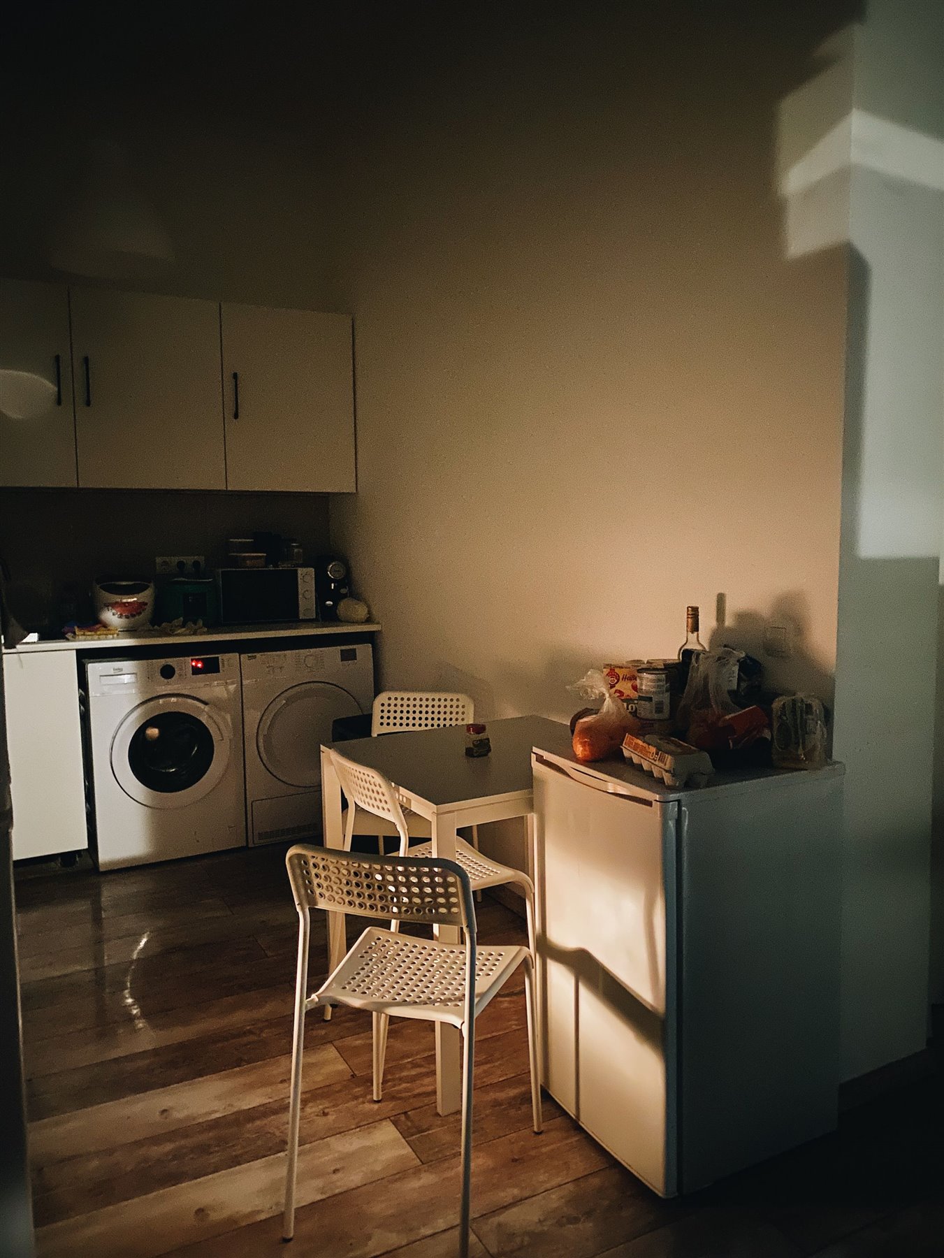 Realistische Wohnungsküche in Sopron vor der organisierten Reinigung