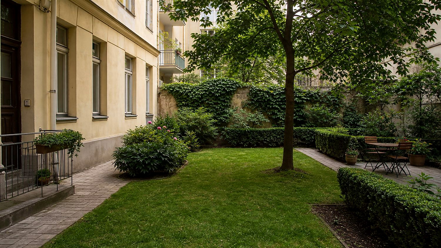 Gepflegter Innenhofgarten in Sopron