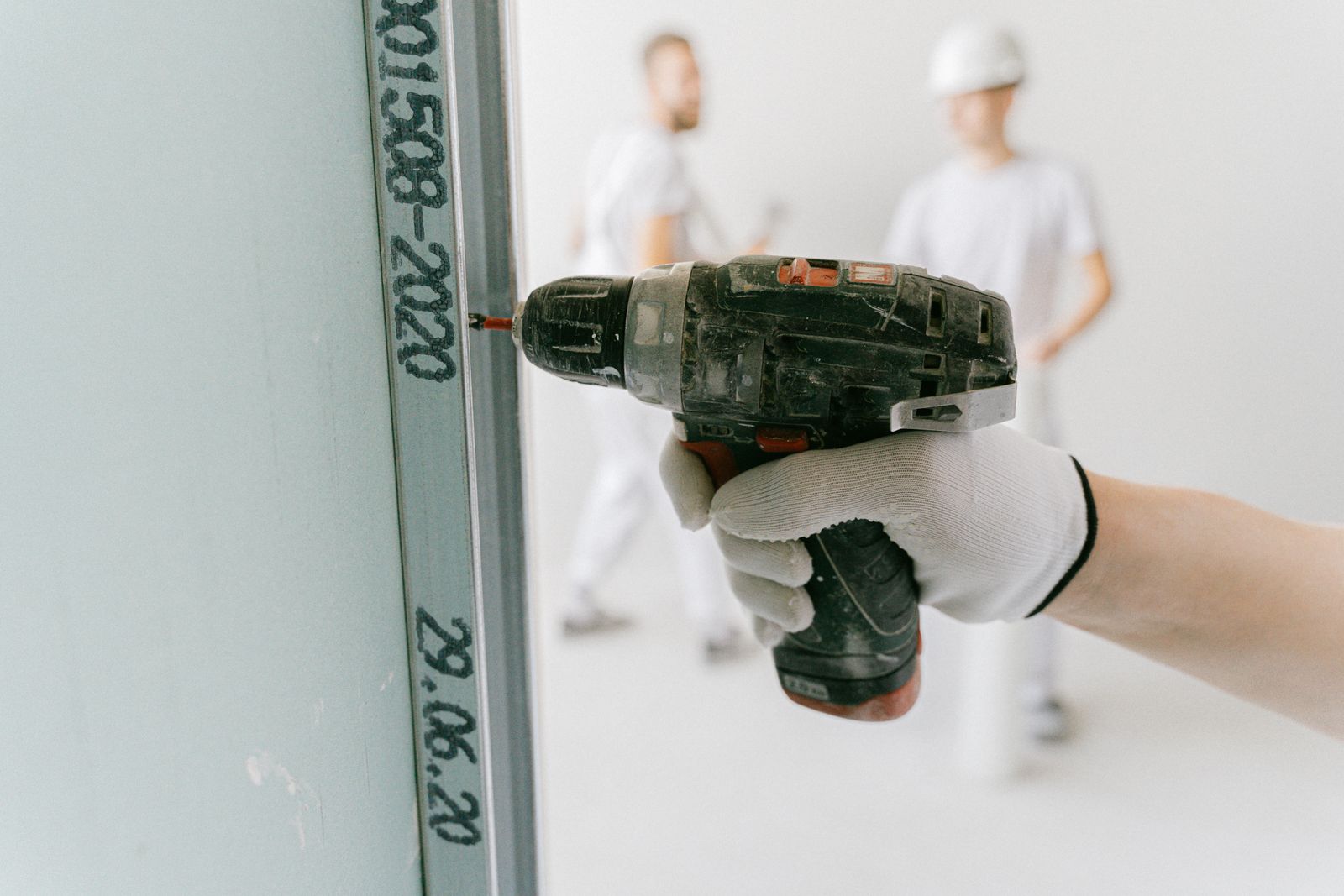 Beispielhaftes Bohren in Trockenbau für eine kleine Instandhaltungsaufgabe in der Wohnung